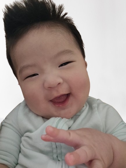환하게 웃는 시우